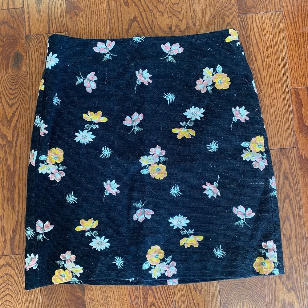 Loft size 4 pencil skirt, black with floral pattern